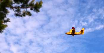 Vattenbombarna kommer, gula sjöflygplan från Italien. 
